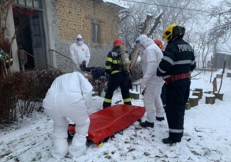 O femeie din Bihor aflată în carantină, salvată de pompieri după ce a căzut în casă (FOTO)