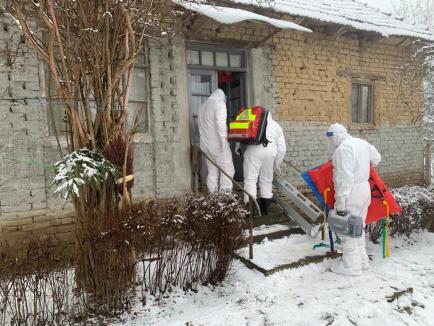 O femeie din Bihor aflată în carantină, salvată de pompieri după ce a căzut în casă (FOTO)