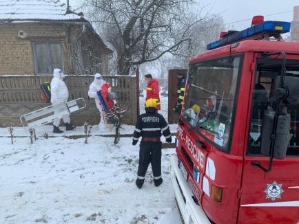 O femeie din Bihor aflată în carantină, salvată de pompieri după ce a căzut în casă (FOTO)