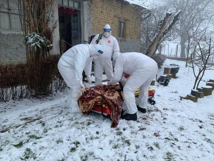 O femeie din Bihor aflată în carantină, salvată de pompieri după ce a căzut în casă (FOTO)