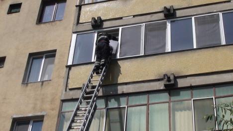 În 10 minute: Pompierii au salvat un bebeluş care se blocase într-un apartament de la etajul trei (FOTO/VIDEO)