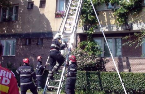 În 10 minute: Pompierii au salvat un bebeluş care se blocase într-un apartament de la etajul trei (FOTO/VIDEO)