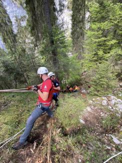 Misiune de salvare de 8 ore: Turist din Ungaria, recuperat de salvamontiștii bihoreni, după ce a căzut în zona unei cascade (FOTO)