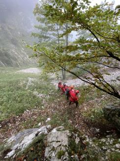 Misiune de salvare de 8 ore: Turist din Ungaria, recuperat de salvamontiștii bihoreni, după ce a căzut în zona unei cascade (FOTO)