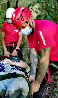 O femeie a căzut de pe o potecă în Defileul Crişului Repede şi s-a rostogolit 15 metri. A fost preluată de elicopterul SMURD (FOTO / VIDEO)