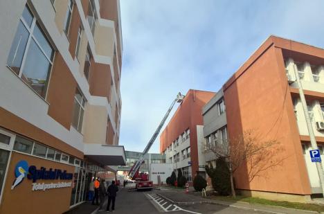 Un muncitor a căzut pe acoperişul Spitalului Pelican din Oradea. Pompierii l-au coborât cu nacela (FOTO / VIDEO)