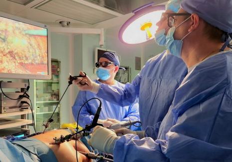 Premieră la Spitalul Județean din Oradea: îndepărtarea unei tumori oncologice vezicale prin laparoscopie 3D la clinica de Urologie