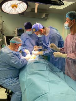Operație dificilă la Spitalul Județean din Oradea, pentru extirparea unei tumori de 4 centimetri din gura unui pacient (FOTO)