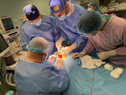Operație dificilă la Spitalul Județean din Oradea, pentru extirparea unei tumori de 4 centimetri din gura unui pacient (FOTO)