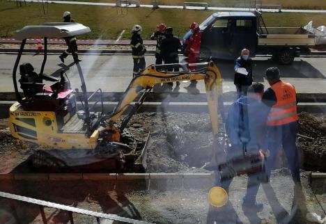 Alertă pe strada Barcăului din Oradea! Intervenţie de urgenţă a pompierilor după ce un bărbat a spart cu picamerul o conductă de gaz (FOTO)