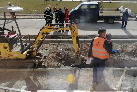 Alertă pe strada Barcăului din Oradea! Intervenţie de urgenţă a pompierilor după ce un bărbat a spart cu picamerul o conductă de gaz (FOTO)