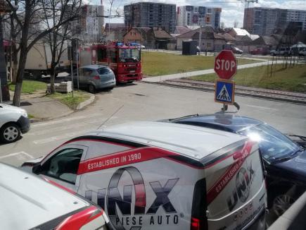 Alertă pe strada Barcăului din Oradea! Intervenţie de urgenţă a pompierilor după ce un bărbat a spart cu picamerul o conductă de gaz (FOTO)