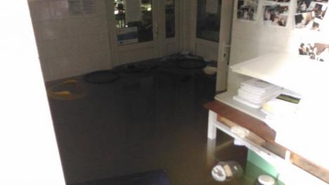 Pe apa sâmbetei: Sălile aflate la subsol în campusul Universităţii, distruse de inundaţii (FOTO)