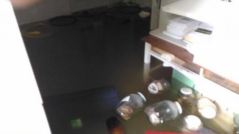 Pe apa sâmbetei: Sălile aflate la subsol în campusul Universităţii, distruse de inundaţii (FOTO)