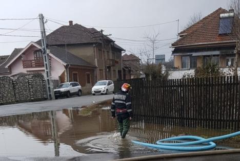 Inundaţii pe DN 76 în Bihor: Zăpada topită de pe versanţi a îngreunat circulaţia rutieră