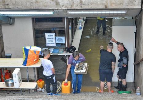 Oradea, după potop: Comercianţii din pasajul subteran de lângă Crişul s-au ales cu magazinele distruse (FOTO / VIDEO)