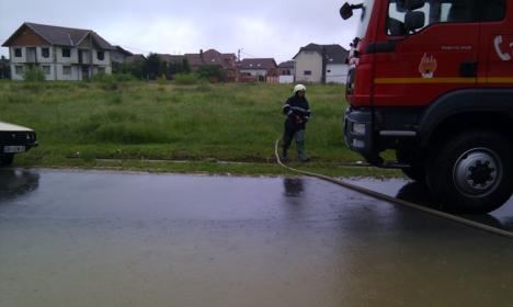 Pompierii, la scos apa: În Salonta, Biharia şi Cauaceu, curţi, beciuri şi drumuri inundate (FOTO)