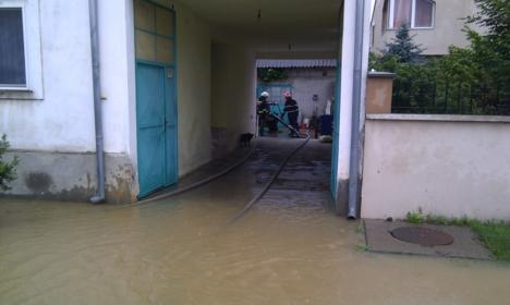 Pompierii, la scos apa: În Salonta, Biharia şi Cauaceu, curţi, beciuri şi drumuri inundate (FOTO)