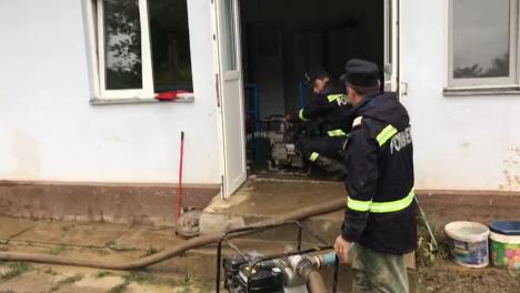ISU Crişana: Într-o singură zi, pompierii bihoreni au scos apa din 86 de gospodării (FOTO / VIDEO)