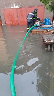 Ploile fac pagube în Bihor. Curți și subsoluri inundate în mai multe localități (FOTO/VIDEO)