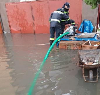 Ploile fac pagube în Bihor. Curți și subsoluri inundate în mai multe localități (FOTO/VIDEO)