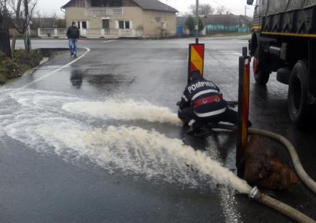 Inundaţii în Bihor: Apa a acoperit un drum naţional şi a umplut beciurile a două blocuri