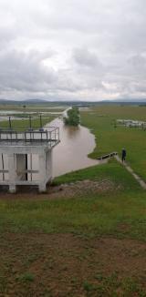 Bilanţul inundaţiilor în Bihor: În 12 ore, pompierii au golit de ape 68 de curţi şi beciuri din 7 localităţi (FOTO)