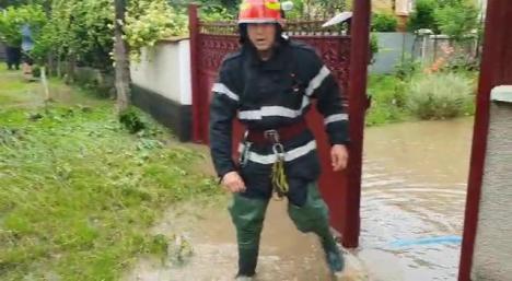 Bilanţul inundaţiilor în Bihor: În 12 ore, pompierii au golit de ape 68 de curţi şi beciuri din 7 localităţi (FOTO)