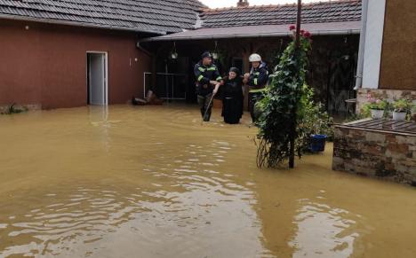 Urmările codului roşu: 11 bihoreni au fost evacuaţi de pompieri, 71 de gospodării inundate (FOTO / VIDEO)