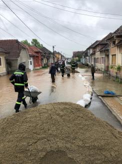 Bihorul sub cod roşu: Gospodării inundate în şase localităţi, salvatorii au ridicat diguri în alte trei (FOTO)