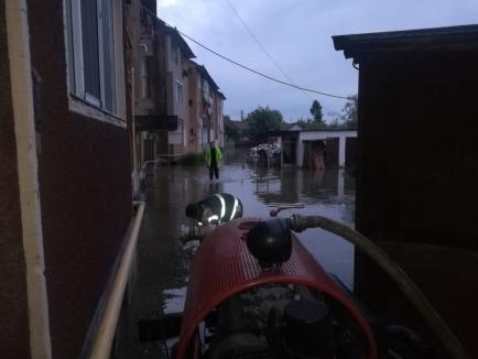 Pompierii au salvat 25 de bihoreni aflaţi în pericol din cauza inundaţiilor. O casă a fost distrusă (FOTO)