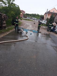 Efectele furtunii: Pompierii din Bihor au evacuat ape din beciuri, clădiri şi o şcoală şi au îndepărtat copacii căzuţi pe un drum judeţean