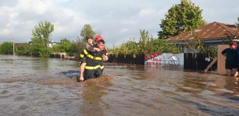 Inundații istorice în Galați: Peste 5.000 de gospodării din 12 localități au fost afectate. Se pregătesc tabere pentru sinistrați (FOTO/VIDEO)