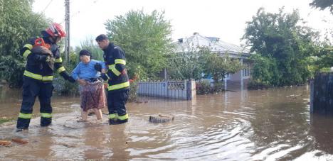 Inundații istorice în Galați: Peste 5.000 de gospodării din 12 localități au fost afectate. Se pregătesc tabere pentru sinistrați (FOTO/VIDEO)