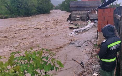 După caniculă, pericol de inundaţii. Coduri portocalii şi galbene, pe râurile din Bihor