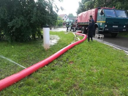 Apele fac ravagii în Bihor: În doar câteva ore, pompierii au avut 60 de misiuni de salvare a unor persoane, inclusiv copii, şi de evacuare a apei din gospodării (FOTO / VIDEO)