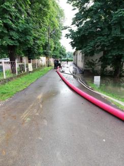 Apele fac ravagii în Bihor: În doar câteva ore, pompierii au avut 60 de misiuni de salvare a unor persoane, inclusiv copii, şi de evacuare a apei din gospodării (FOTO / VIDEO)