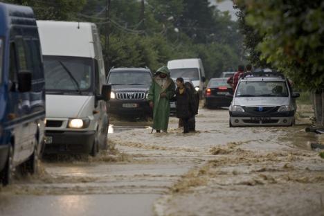 Situaţie de urgenţă în sud-vestul ţării, din cauza inundaţiilor: Un mort şi două persoane dispărute
