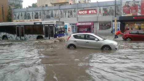 Potop pe litoral: Zeci de străzi şi case, inundate în Constanţa (FOTO/VIDEO)