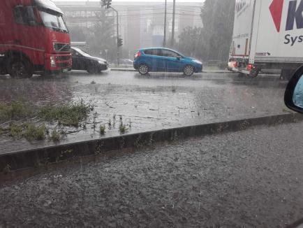 Oradea sub apă: Zeci de străzi, beciuri şi curţi au fost inundate în oraş (FOTO / VIDEO)