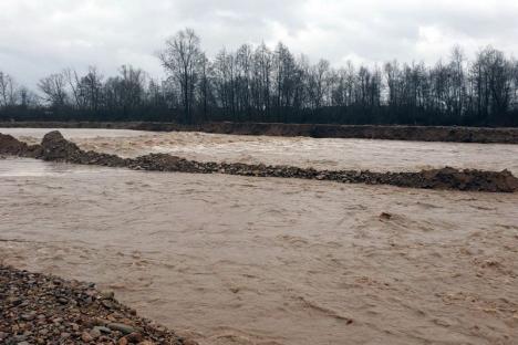 Avertizarea hidrologică se prelungeşte: Coduri galbene şi portocalii pe râurile din Bihor