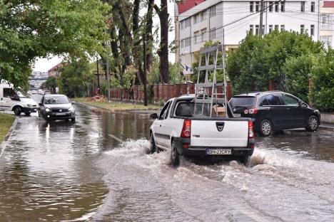 Copac căzut peste o mașină pe strada Cazaban. Mai multe străzi din Oradea au fost inundate de ploaie (VIDEO)