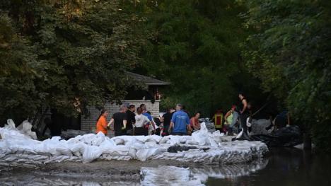 FOTO / VIDEO Ungaria sub ape: Într-un sat situat la nord de Budapesta, unde apele au ajuns între case, localnicii circulă cu bărcile