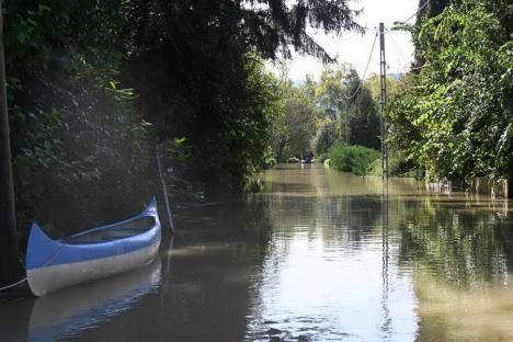 FOTO / VIDEO Ungaria sub ape: Într-un sat situat la nord de Budapesta, unde apele au ajuns între case, localnicii circulă cu bărcile