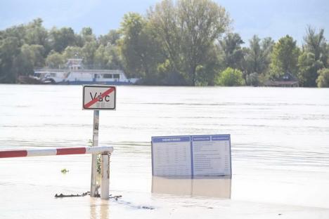 FOTO / VIDEO Ungaria sub ape: Într-un sat situat la nord de Budapesta, unde apele au ajuns între case, localnicii circulă cu bărcile