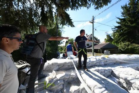 FOTO / VIDEO Ungaria sub ape: Într-un sat situat la nord de Budapesta, unde apele au ajuns între case, localnicii circulă cu bărcile