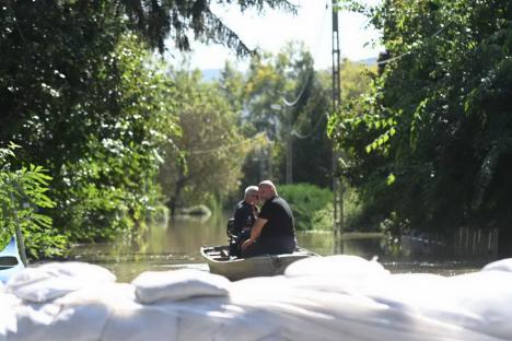 FOTO / VIDEO Ungaria sub ape: Într-un sat situat la nord de Budapesta, unde apele au ajuns între case, localnicii circulă cu bărcile