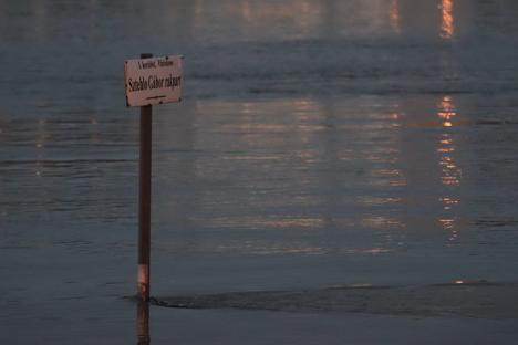 FOTO / VIDEO Ungaria sub ape: Într-un sat situat la nord de Budapesta, unde apele au ajuns între case, localnicii circulă cu bărcile