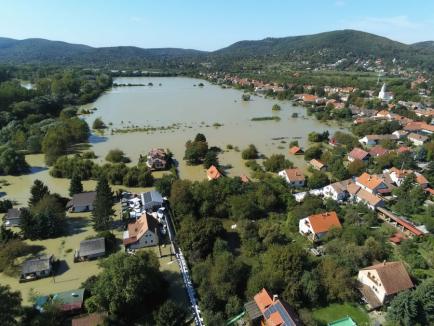 FOTO / VIDEO Ungaria sub ape: Într-un sat situat la nord de Budapesta, unde apele au ajuns între case, localnicii circulă cu bărcile