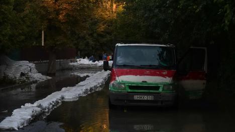 FOTO / VIDEO Ungaria sub ape: Într-un sat situat la nord de Budapesta, unde apele au ajuns între case, localnicii circulă cu bărcile